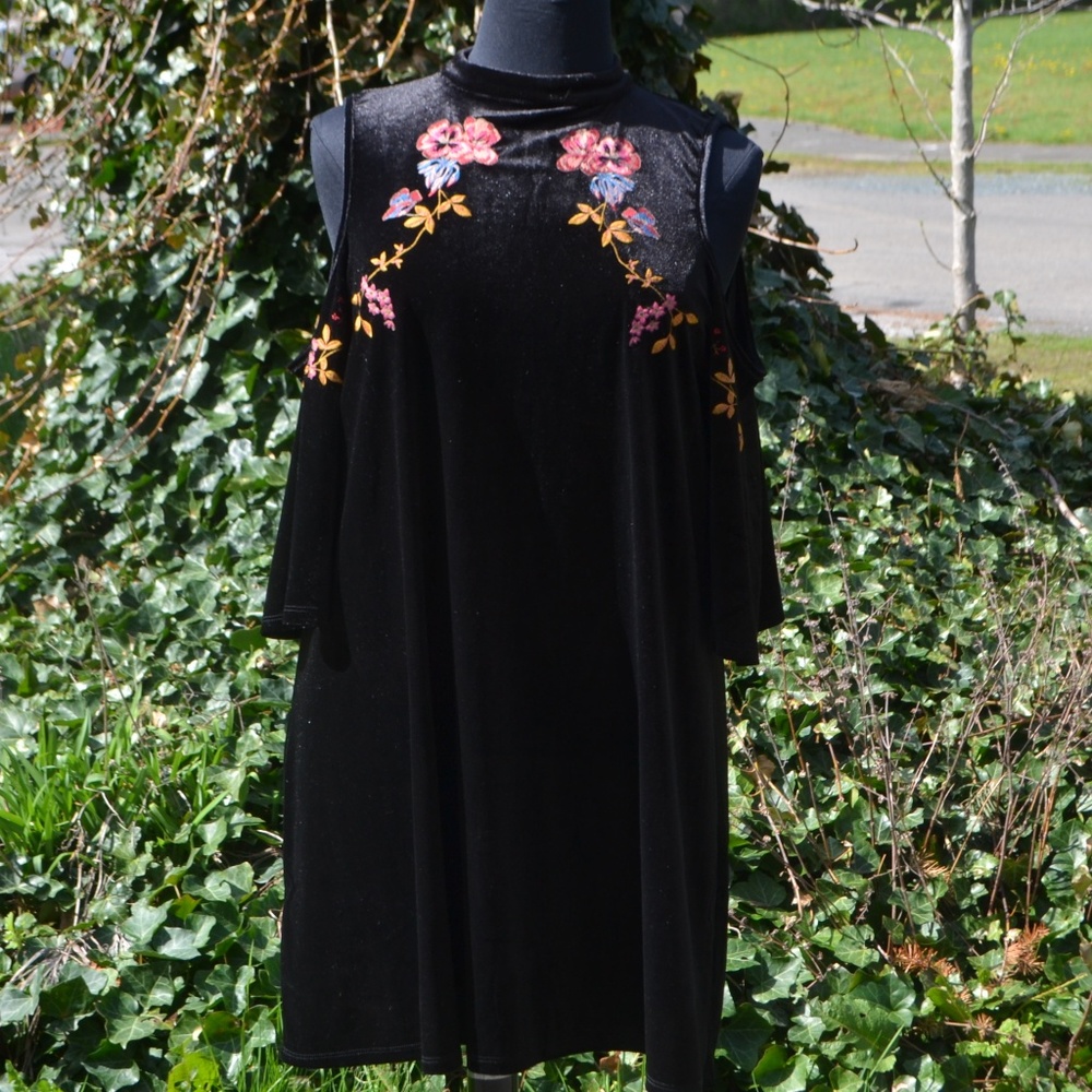 Three Hearts 1X Embroidered Velvet Dress - Picture 2 of 6